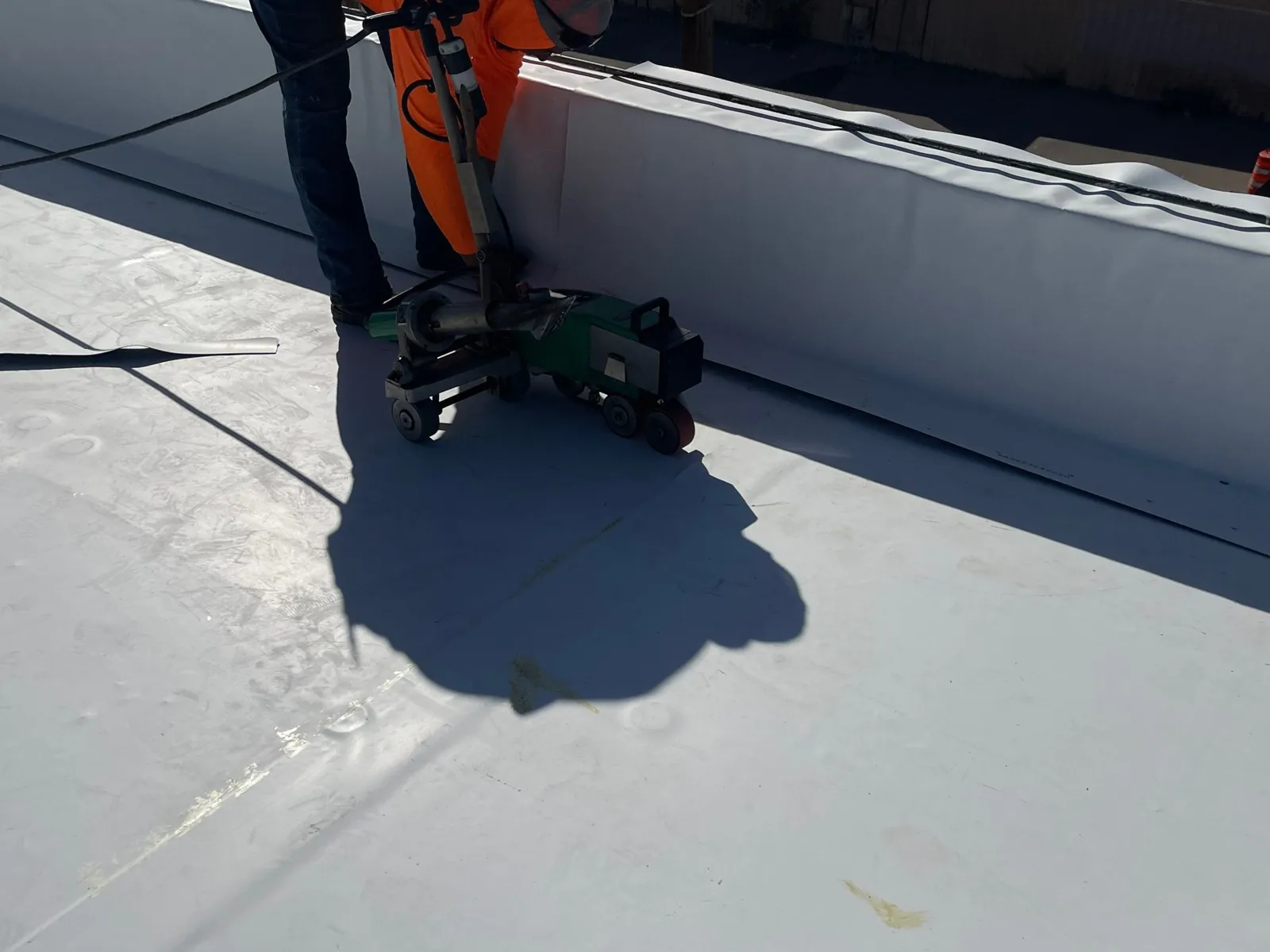 Hand-welding a parapet seam